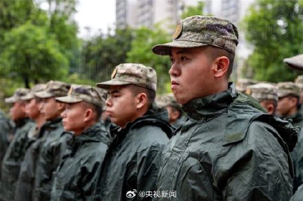 25名战士救灾一线收到军校通知书