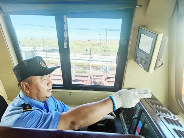 走出去不到10公里，出国了……