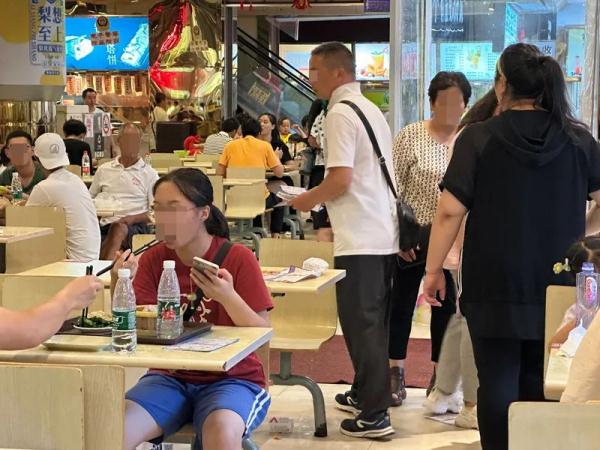 丢上海的脸！南京路步行街，零食店商品包装低俗；“一日游”坑骗游客，又有新花样