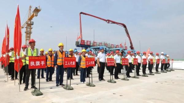 京昆改扩建项目渭河特大桥顺利合龙！