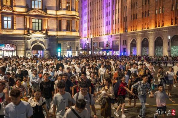 上海外滩周末迎暑期最大客流！满满的安全感，来自他们的默默守护