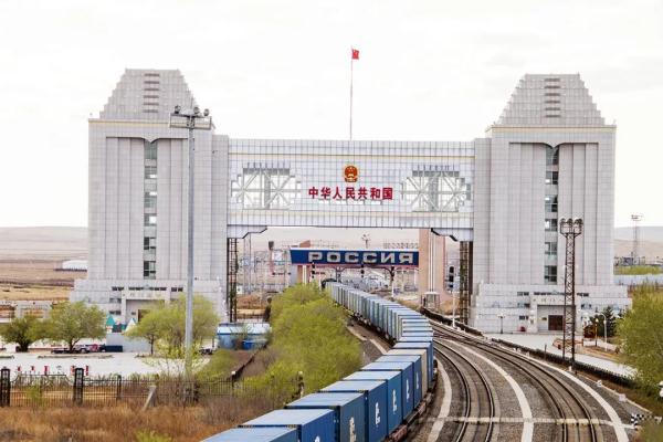 走出去不到10公里，出国了……