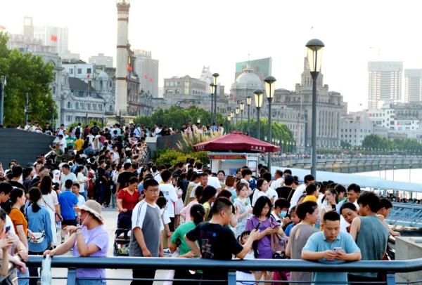 上海外滩周末迎暑期最大客流！满满的安全感，来自他们的默默守护