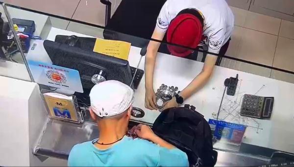 他拿500枚1角硬币走进地铁站，随后一幕网友狂赞！
