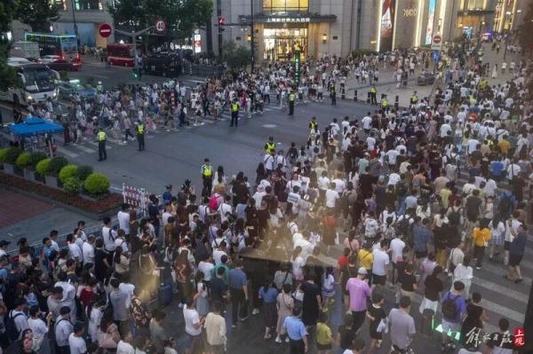 上海外滩周末迎暑期最大客流！满满的安全感，来自他们的默默守护