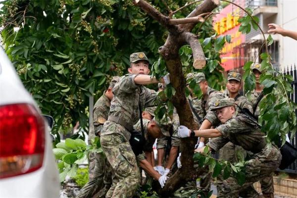 才下考场又上“战场”！他们在防汛救灾一线收到录取喜讯