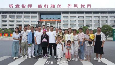 全家21人送他报到？小伙考上国防科大，“沾他的光嘞！”