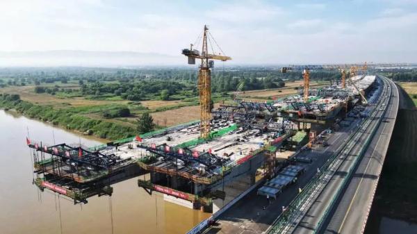 京昆改扩建项目渭河特大桥顺利合龙！