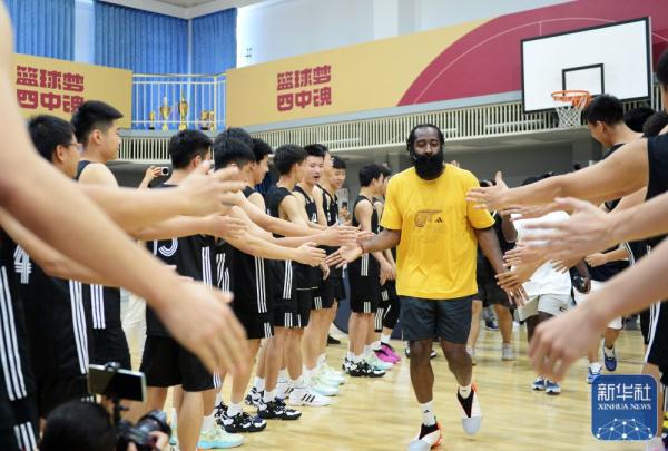 篮球 | 哈登到访北京四中 与中学生交流互动