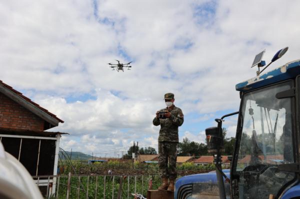 解放军和武警部队官兵奋战在灾后重建一线 解放军和武警部队官兵奋战在灾后重建一线