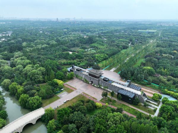 江苏扬州：打造生态公园 乐享绿色生活