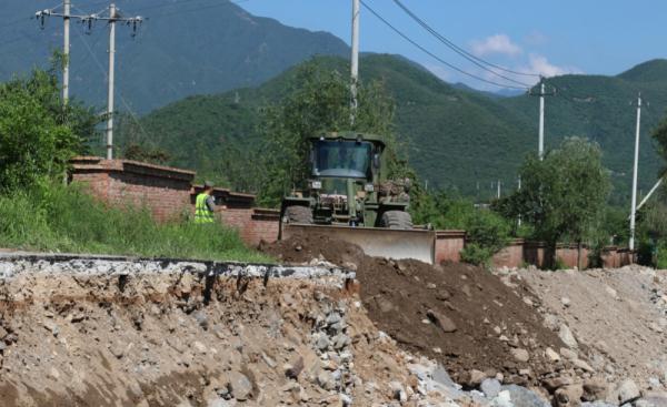 解放军和武警部队官兵奋战在灾后重建一线 解放军和武警部队官兵奋战在灾后重建一线