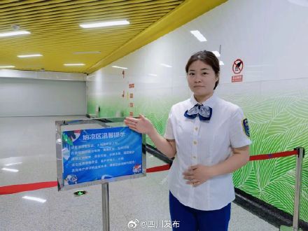 暖心!成都地铁设置纳凉区供市民避暑 暖心!成都地铁设置纳凉区供市民避暑