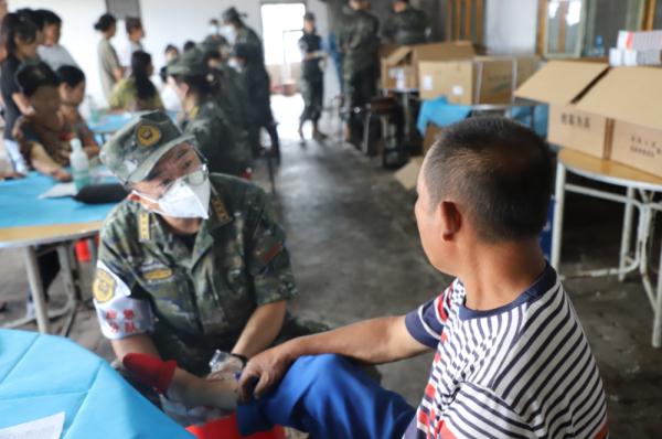 解放军和武警部队官兵奋战在灾后重建一线 解放军和武警部队官兵奋战在灾后重建一线