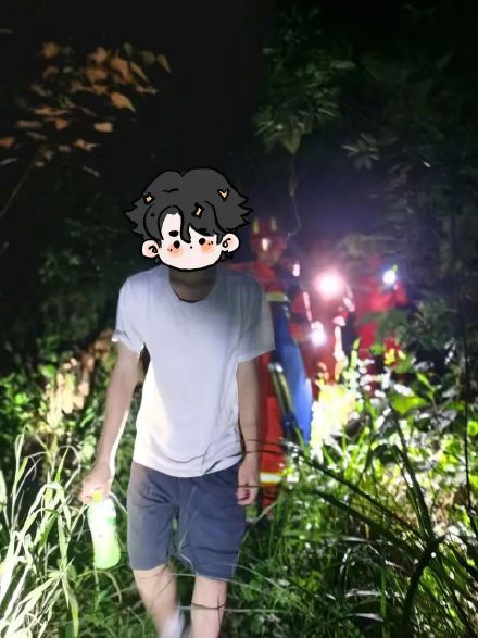 男孩循网红路线夜爬罗浮山滑落山沟被困 ，公安消防连夜搜救！