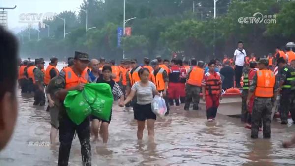 焦点访谈：风雨同舟 汇聚力量