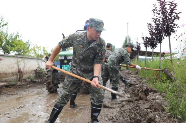解放军和武警部队官兵奋战在灾后重建一线 解放军和武警部队官兵奋战在灾后重建一线