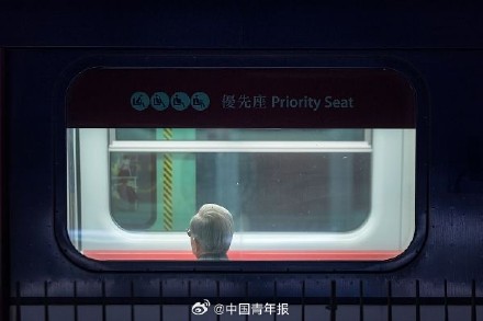 老年人高峰期乘地铁该不该免费，并没有标准答案