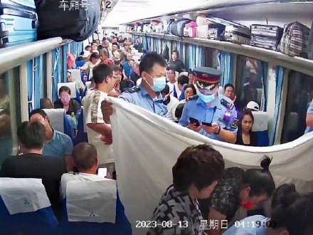 凌晨孕妇突然分娩 列车上搭起“临时产房”