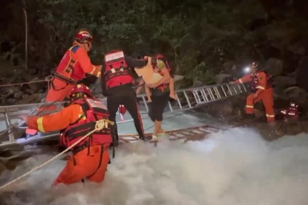 贺州一景区8名游客因暴雨突发山洪被困 贺州一景区8名游客因暴雨突发山洪被困