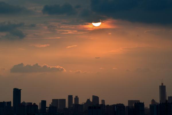 广州又晒又“焗”！36℃高温回归……台风最新动态→