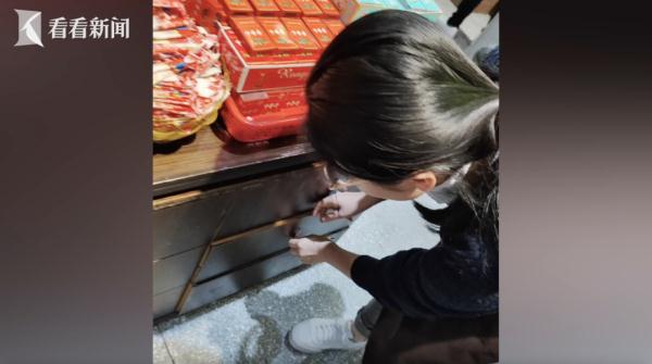 上海街头突然“火”了一种店：包装低俗、来路不明，逛的人还不少…网友：坍台！