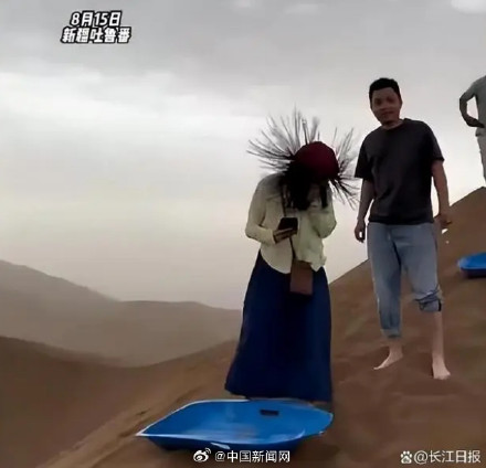 游客沙漠遇静电头发直立 或为雷击征兆 游客沙漠遇静电头发直立 或为雷击征兆