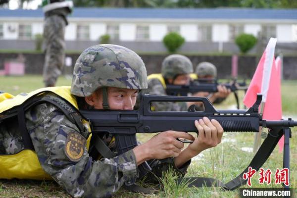 直击海南武警“八一枪王”挑战赛火热现场 直击海南武警“八一枪王”挑战赛火热现场