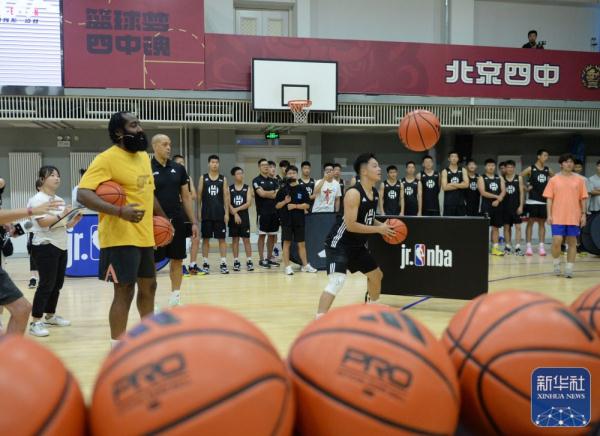 篮球 | 哈登到访北京四中 与中学生交流互动