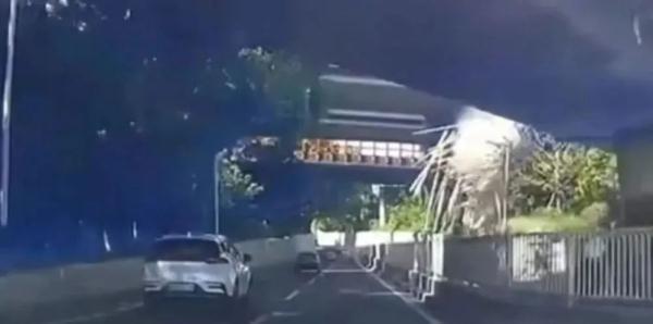 画面惊险！上海高架桥上掉下重物，有路人被砸伤？ 警方回应→