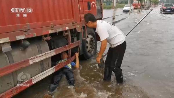 焦点访谈：风雨同舟 汇聚力量