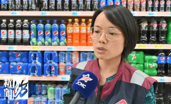 上海有超市给饮料上标签?有人被“触动”:尽量不喝了 上海有超市给饮料上标签?有人被“触动”:尽量不喝了
