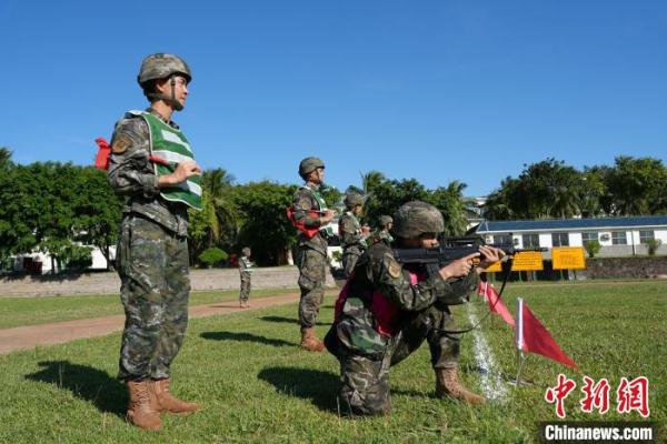 直击海南武警“八一枪王”挑战赛火热现场 直击海南武警“八一枪王”挑战赛火热现场