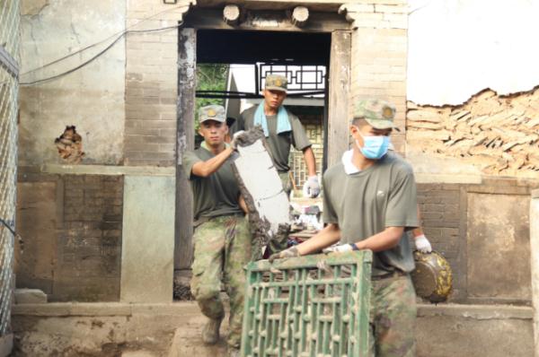 解放军和武警部队官兵奋战在灾后重建一线 解放军和武警部队官兵奋战在灾后重建一线