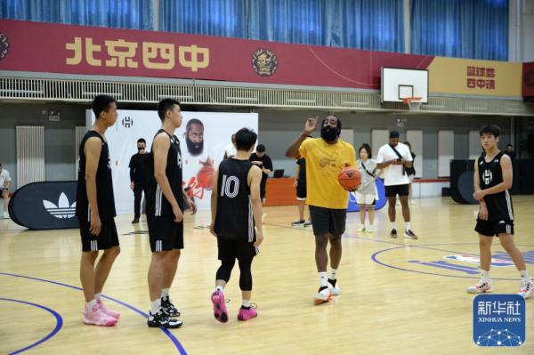 篮球 | 哈登到访北京四中 与中学生交流互动