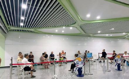 暖心!成都地铁设置纳凉区供市民避暑 暖心!成都地铁设置纳凉区供市民避暑