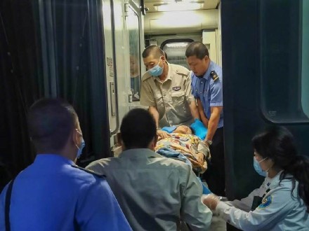 凌晨孕妇突然分娩 列车上搭起“临时产房”