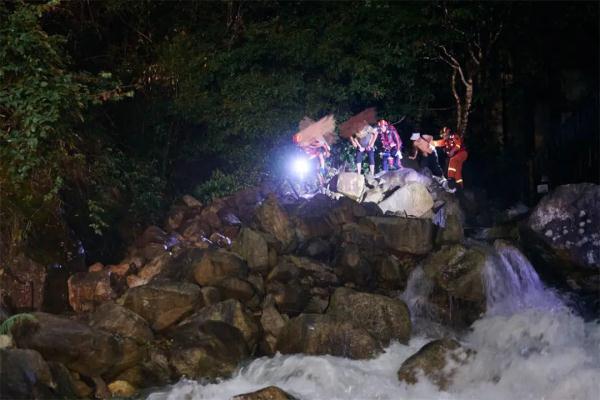 突发山洪,8人被困! 突发山洪,8人被困!