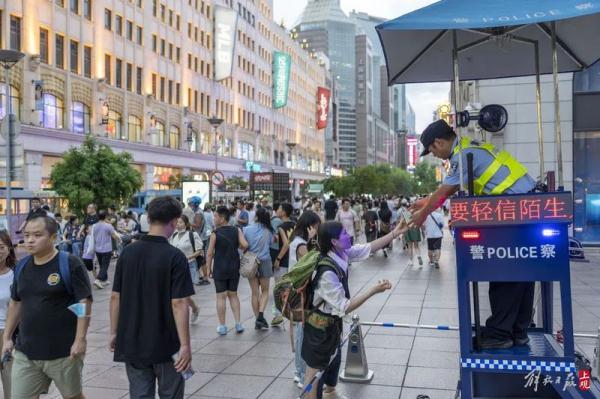 上海街头突然“火”了一种店：包装低俗、来路不明，逛的人还不少…网友：坍台！
