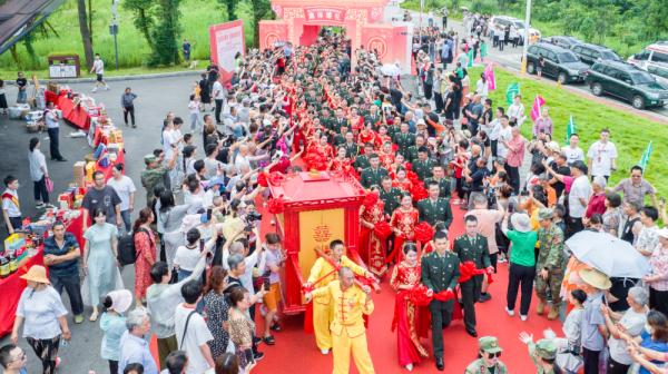 重庆军地举办西部边防暨驻渝部队官兵集体婚礼活动