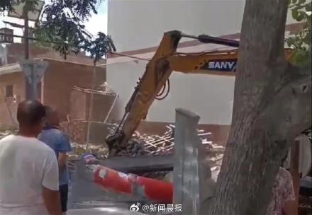 景区回应蓝田猿人遗址门楼被大巴撞毁:仿古建筑非文物 景区回应蓝田猿人遗址门楼被大巴撞毁:仿古建筑非文物