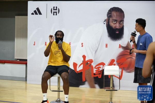 篮球 | 哈登到访北京四中 与中学生交流互动