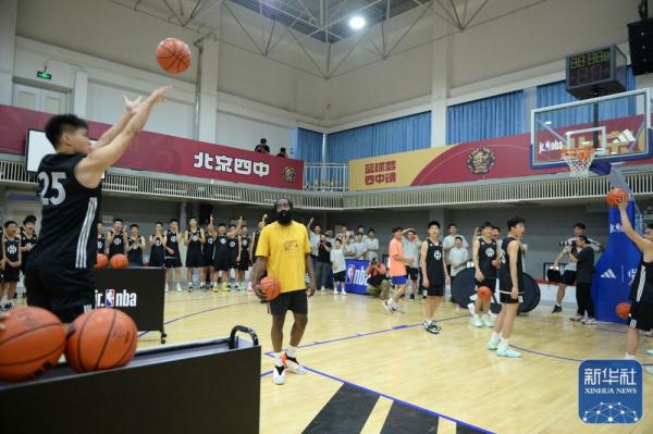 篮球 | 哈登到访北京四中 与中学生交流互动
