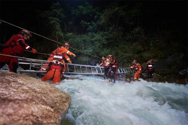 突发山洪,8人被困! 突发山洪,8人被困!