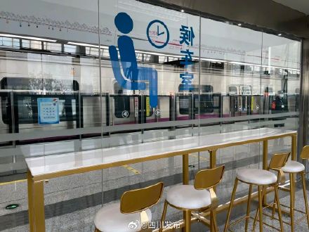 暖心!成都地铁设置纳凉区供市民避暑 暖心!成都地铁设置纳凉区供市民避暑