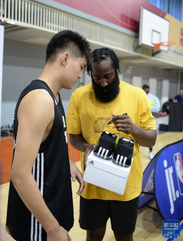篮球 | 哈登到访北京四中 与中学生交流互动