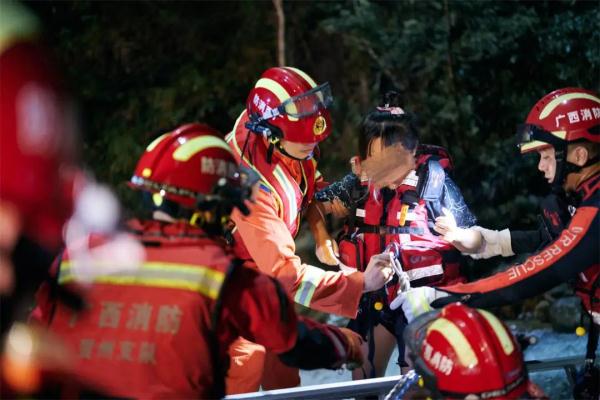 突发山洪,8人被困! 突发山洪,8人被困!