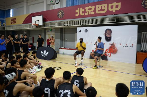 篮球 | 哈登到访北京四中 与中学生交流互动