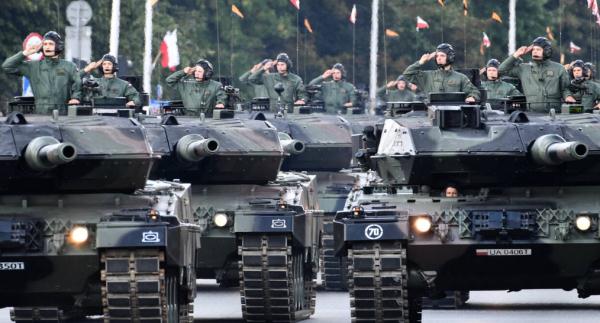 波兰华沙举行建军节阅兵式 波兰华沙举行建军节阅兵式