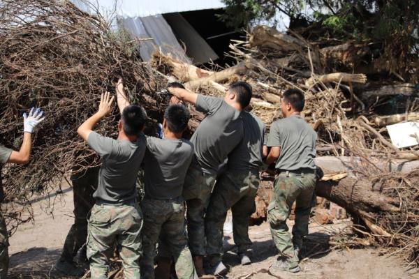解放军和武警部队官兵奋战在灾后重建一线 解放军和武警部队官兵奋战在灾后重建一线